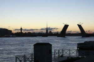 Первая репетиция Военно-морского парада продлит разводку четырех мостов