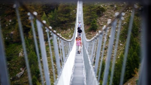 В Швейцарии открыли самый длинный в мире подвесной пешеходный мост