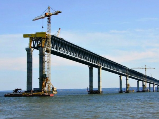 Железнодорожную арку Керченского моста начали перемещать к понтону