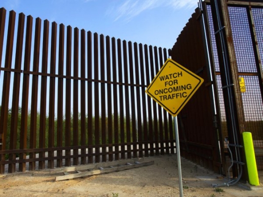 Трамп вернулся к теме строительства стены на границе с Мексикой