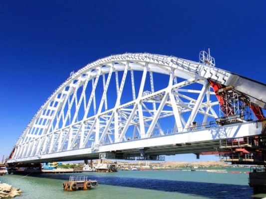 Арку Керченского моста начали поднимать на фарватерные опоры