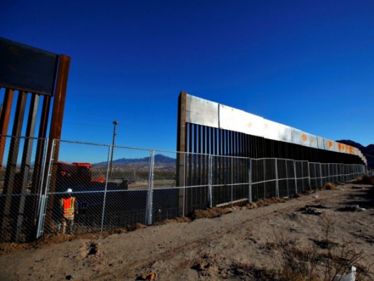 В США начали строить стену на границе с Мексикой