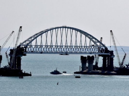 Под аркой Керченского моста впервые прошёл боевой корабль