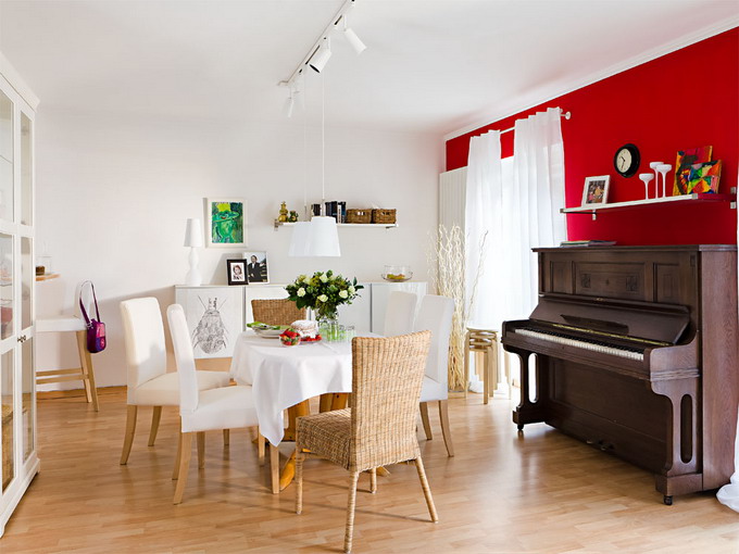 Обновление гостиной-столовой 30 кв.м с красной акцентной стеной
