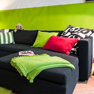 Новый интерьер длинной гостиной, акценты в оттенке "зеленое яблоко" + мебель из ИКЕА