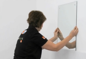 Как прикрепить зеркало к стене с обоями своими руками