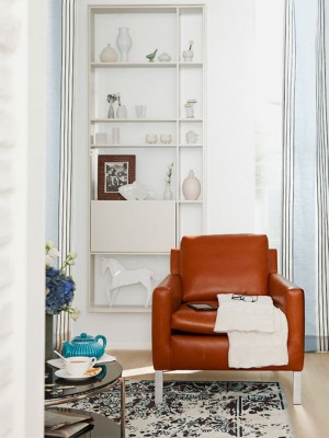 В гармонии тепла и прохлады: интерьер гостиной-столовой в сочетании рыжего и голубого