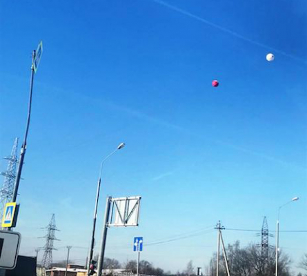Красные и белые шары обеспечат безопасность ЛЭП в Новой Москве