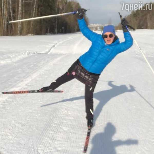Стало известно о том, что российская актриса Анна Михалкова решила серьезно увлечься лыжным спортом, в результате чего упала и повредила колено.