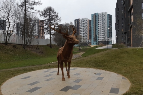 В парке ЖК «Скандинавия» установили трехметровую скульптуру оленя