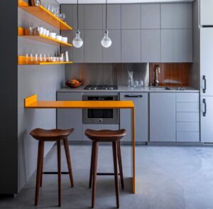 серый кухонный гарнитур с оранжевой барной стойкой