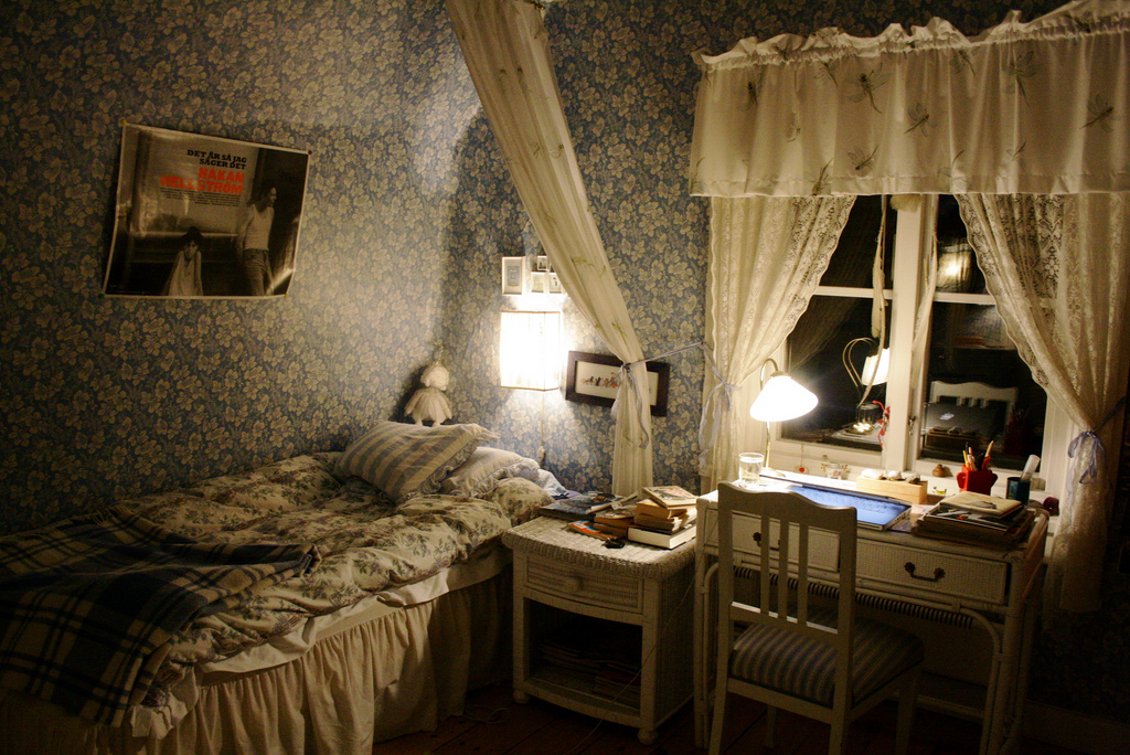 Соседная комната. Старинная комната. Старая комната. Старинная спальня. Уютная старинная комната.