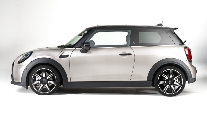 Новый Mini рассекретили в Сети: знакомое &laquo;лицо&raquo;, неожиданная корма и круглый планшет