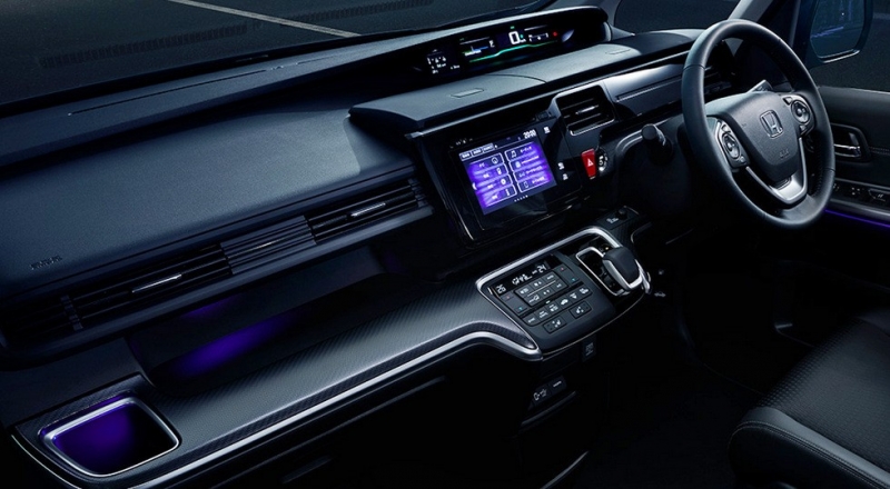 Отстающий от конкурентов минивэн Honda StepWGN сменил имидж в новом поколении: первые фото