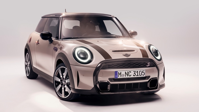 Новый Mini рассекретили в Сети: знакомое &laquo;лицо&raquo;, неожиданная корма и круглый планшет