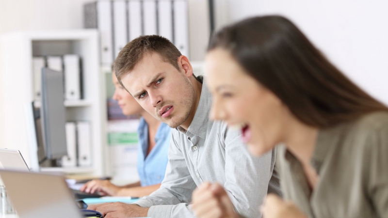 Лучше вообще ничего: названы худшие корпоративные подарки на Новый год